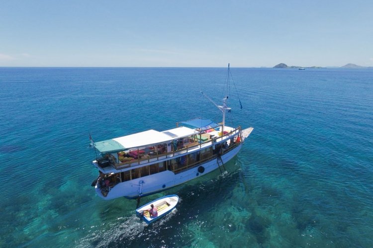 2D1N Komodo Island Tour from Labuan Bajo with Private AC Houseboat Komodo Tour from Labuan Bajo – 2D1N Sailing Trip on Private Houseboat Join our 2D1N Komodo Tour from Labuan Bajo! Explore Kelor, Bidadari & Giant Bat Island with snorkeling, sunset views & 1-night stay on private AC houseboat. Bromoijencratertour.com