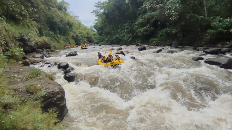Bromo Sunrise Tours & Water Rafting to Surabaya 3D Bromo sunrise and water rafting tour combines to visit Tumpak Sewu from Surabaya or Malang 3D 3 days Java Tour Package with reasonable tour price from Malang or Surabaya for Bromo Sunrise Tours with Bromo Milky Way Tours and get Water Rafting Adventure Bromoijencratertour.com