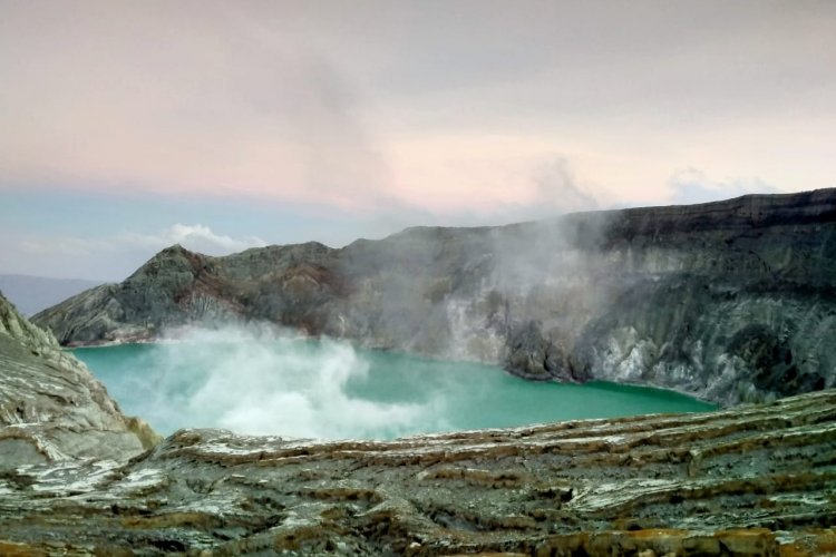 Explore Ijen Blue Fire on Budget – 1N1D Tour from Banyuwangi (Return Trip) Explore Ijen Blue Fire on Budget – 1N1D Banyuwangi Tour Join our 1N1D Banyuwangi Ijen Blue Fire Tour! Witness the magical blue flames, hike to the crater lake, and enjoy sunrise views — all on a budget-friendly trip. Bromoijencratertour.com