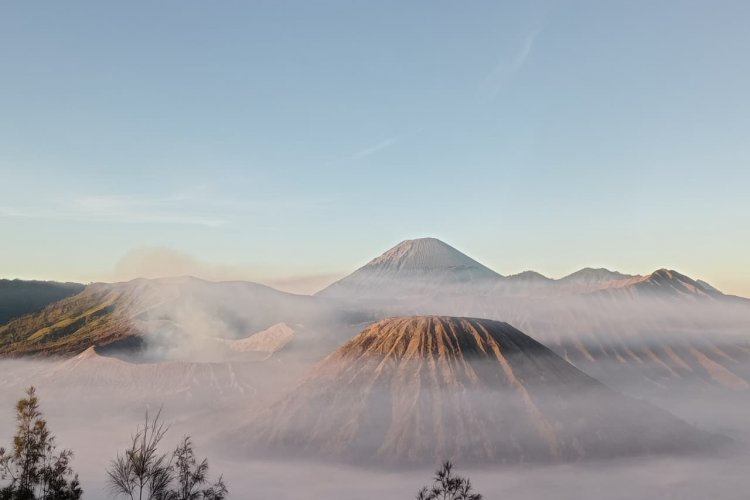 4D Explore the Magic of Java – From Borobudur Temples to Bromo and Ijen Volcanoes, End Bali/ Surabaya/ Malang Explore the Magic of Java in 4 Days – From Borobudur Temples to Bromo and Ijen Volcanoes Embark on a 4-day journey through Java’s wonders — From Borobudur and Prambanan temples to Bromo Ijen crater, End Bali/ Surabaya/ Malang Bromoijencratertour.com