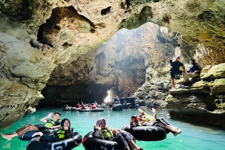 Explore Java 5D – Jomblang and Pindul Caves, Borobudur & Prambanan Heritage, Coban Sewu, Bromo & Ijen to Bali Explore Java 5D – Jomblang and Pindul Caves, Borobudur & Prambanan Heritage, Coban Sewu, Bromo & Ijen to Bali Explore Java in 5 days: visit Jomblang & Pindul Caves, Borobudur, Prambanan, Tumpak Sewu, Bromo & Ijen before ending your adventure in Bali. Bromoijencratertour.com