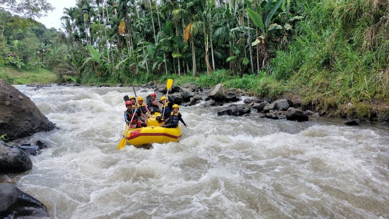 Surabaya Bromo Water Rafting Ijen Tours Surabaya 4D Tour package from Surabaya for Bromo sunrise tours, water rafting tours, Ijen tours & to Surabaya East Java adventure tour package from Malang or Surabaya for Bromo sunrise tours, water rafting tours & Ijen Crater tours with blue fire Ijen tour & to Surabaya Bromoijencratertour.com