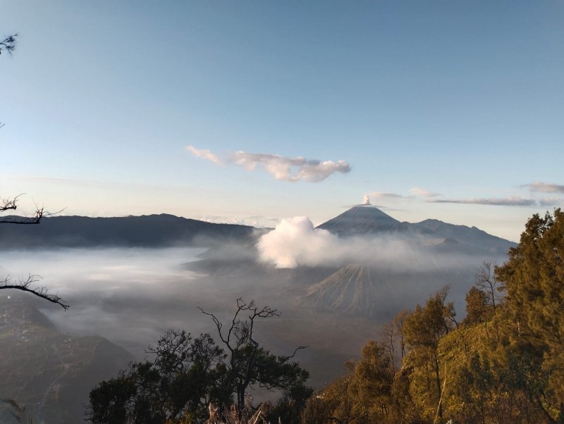 Java trip from Malang/ Surabaya to Bromo Ijen crater tour, includes the Paragliding tours 3D,- return Round away trip from Surabaya or Malang to Paragliding, Bromo and Ijen tour 3D Round a way trip from Surabaya or Malang to Paragliding tour, sunrise Bromo tour and Ijen crater tour for 3 days 2 nights holiday travel package in East Java Bromoijencratertour.com