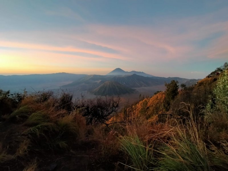 Tours for Ijen blue fire & Bromo sunset to Surabaya 2D Tour to the blue fire Ijen crater and do the sunset tours Bromo then back to Surabaya or Malang 2D 2 days trip either from Malang or Surabaya for Ijen blue fire tours and Bromo sunset tours without accommodation and then back either to Malang or Surabaya Bromoijencratertour.com